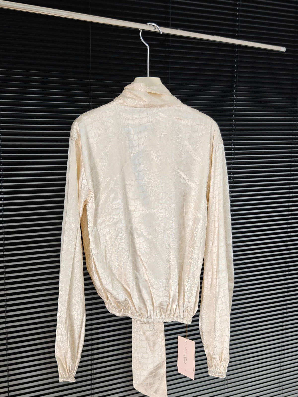 French-Style Deep V-Neck Long-Sleeve Shirt for Women, Featuring a Unique and Casual Design, Round Neck Crocodile Blouse with a Light Mature Style