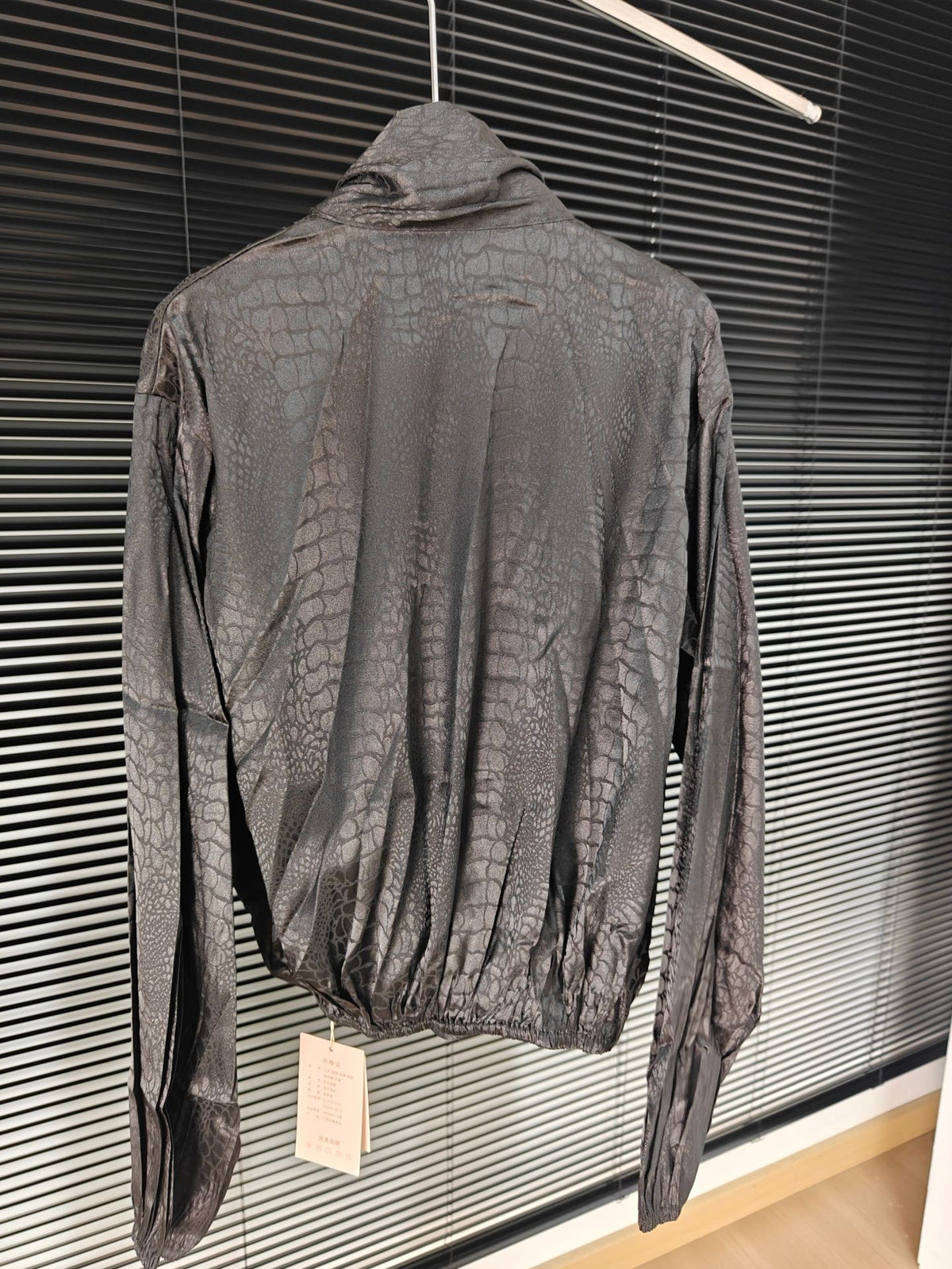 French-Style Deep V-Neck Long-Sleeve Shirt for Women, Featuring a Unique and Casual Design, Round Neck Crocodile Blouse with a Light Mature Style