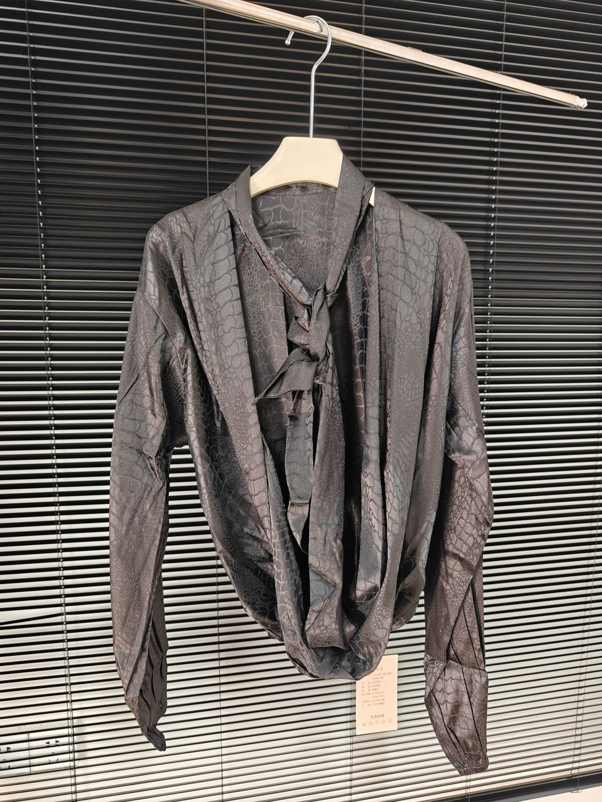 French-Style Deep V-Neck Long-Sleeve Shirt for Women, Featuring a Unique and Casual Design, Round Neck Crocodile Blouse with a Light Mature Style