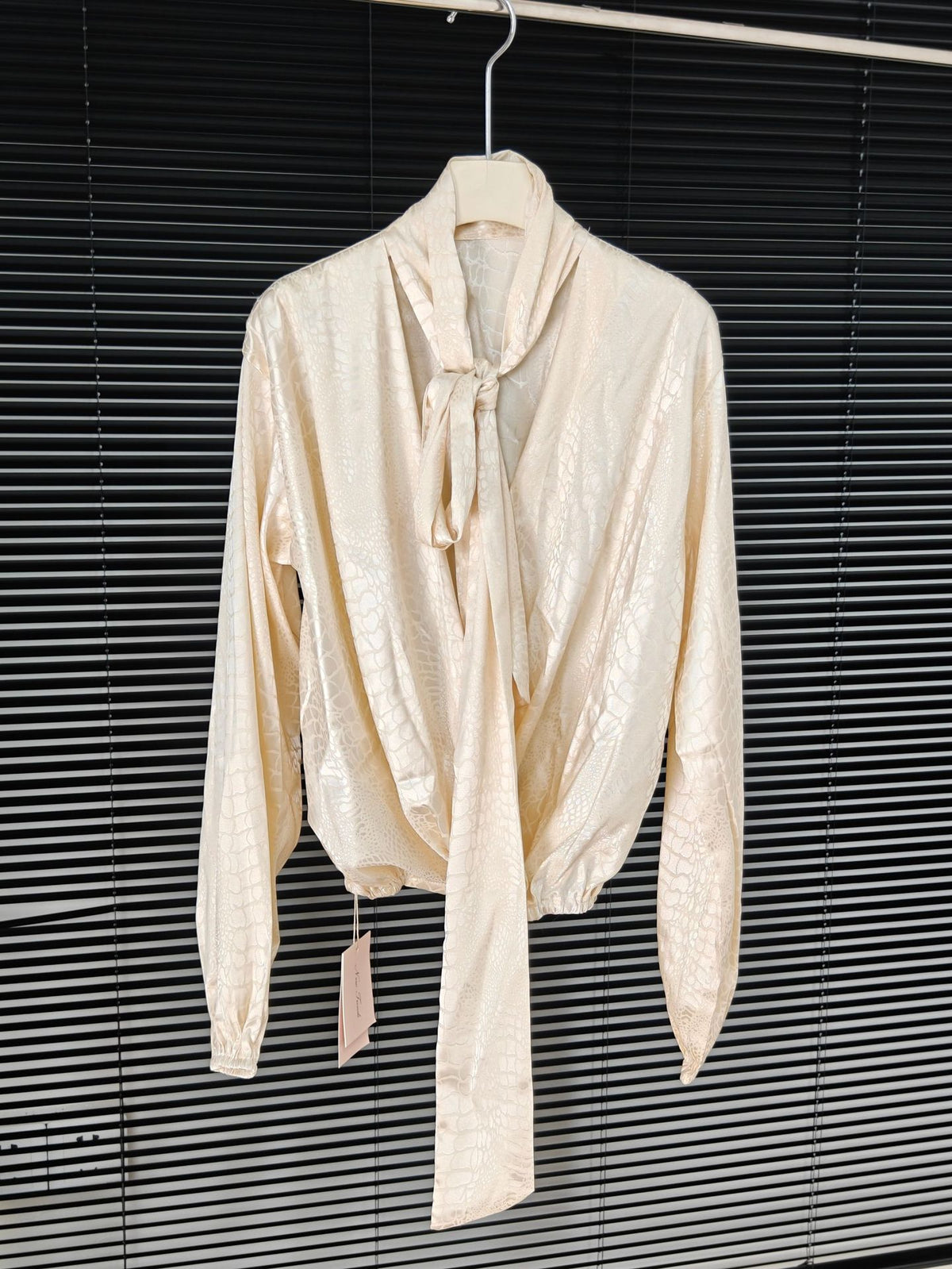 French-Style Deep V-Neck Long-Sleeve Shirt for Women, Featuring a Unique and Casual Design, Round Neck Crocodile Blouse with a Light Mature Style