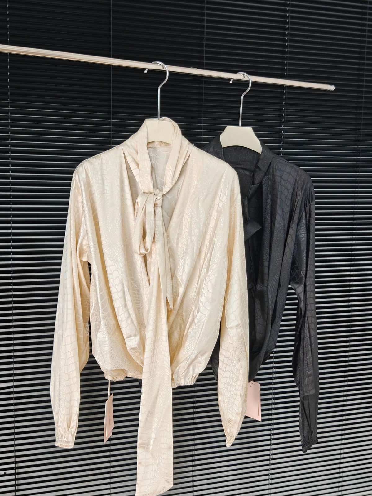 French-Style Deep V-Neck Long-Sleeve Shirt for Women, Featuring a Unique and Casual Design, Round Neck Crocodile Blouse with a Light Mature Style